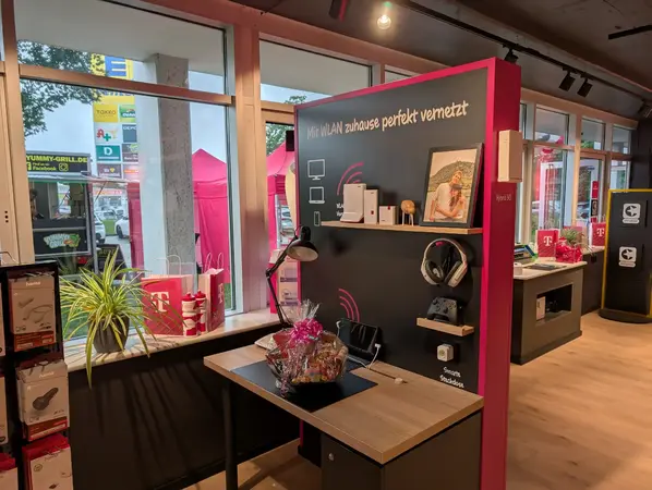 Telekom Shop mit WLAN-Produkten, Geschenkartikeln und moderner Ladeneinrichtung.