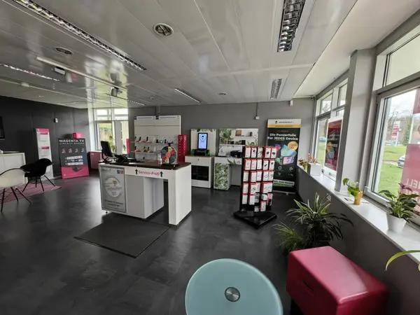 Modernes Telekommunikationsgeschäft mit Beratungstresen, Handy-Zubehör und Servicebereich.