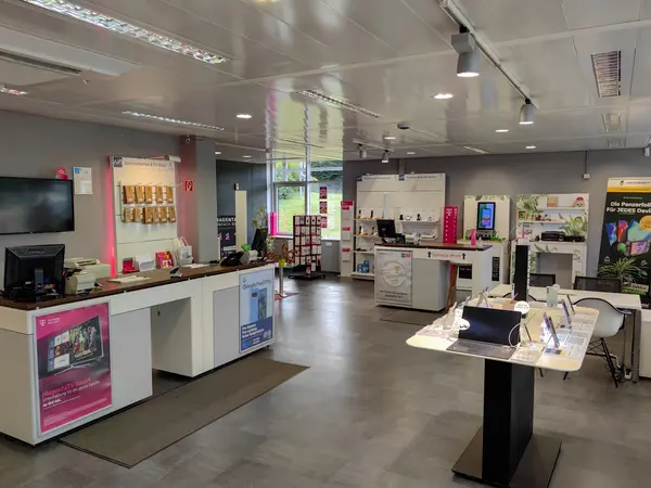 Modernes Telekommunikationsgeschäft mit Verkaufstresen, Smartphones und Zubehör im Laden.